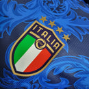 CAMISA VERSÃO PLAYER DA SELEÇÃO DA ITALIA 22/23 AZUL VERSACE