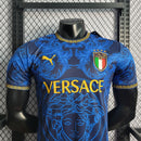 CAMISA VERSÃO PLAYER DA SELEÇÃO DA ITALIA 22/23 AZUL VERSACE